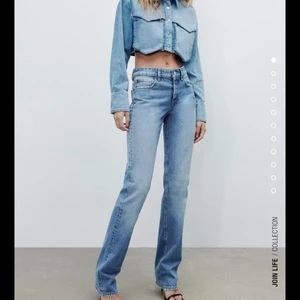 Zara jeans - Säljer mina zara jeans straight mid rise i storlek 40 då de är för stora för mig. Inte använda många gånger så väldigt bra skick.💕