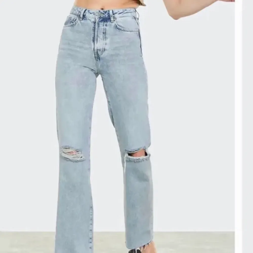 Fina jeans från bikbok med hål.. Jeans & Byxor.