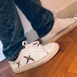 Alex arigato  - Säljer mina arigato skor på grund av att jag växt ur dem. Skorna är i använt skick (se bild).  Duffel bag och box ingår.  Ny pris 2199kr. 