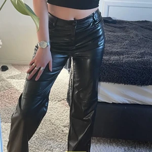 Skinnbyxor - Lånade bilder. Köpta här på Plick men säljer då jag inte har någon användning av de längre, använda ett fåtal gånger men de är som i nyskick. Hör gärna av er om ni har frågor!