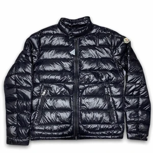 Moncler jacka - Moncler jacka, Jätte bra fint skick. Helt ny har beställt den dock passa den inte mig så har låtit den ligga ett ta. Har aldrig använt den och den är helt ny.  Köpt för 8000kr säljs för 4200 plus att den är Storlek M☺️