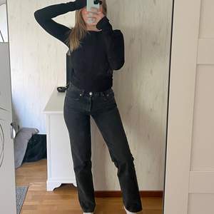 Mid Rise jeans från zara🥰 jag är 168 och bär stolek 36💫 köparen står för frakten (66 kr)  En ögla har sprätta upp men förövarigt är de i bra skikt😆
