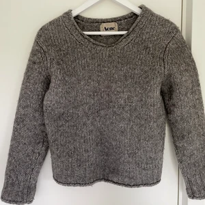 Vintage stickad tröja acne - Säljer denna fina tröja från acne så den inte används längre. Inga skador och är i superfint skick. Hör av dig för fler bilder eller ytterligare info <33