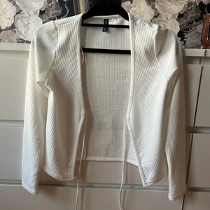 Knytbar kofta  - Vit tunn kofta från hm. Ej använd något alls. Storlek 36/S. 