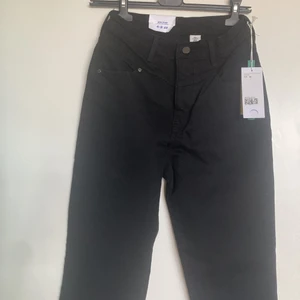 H&M Mom Jeans, stl 36 - Nyskick - lappen sitter kvar. Köpt för nypris 300 kr. Framhäver figuren och är highwaisted.