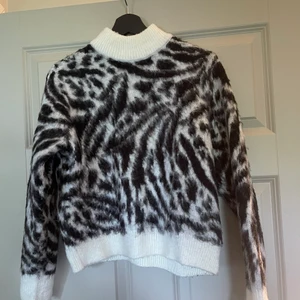 Hm stickad  - Säljer denna då den blivit för liten, inte använd många gånger så ny skick 