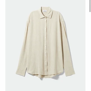 Linneskjorta weekday - Linneskjorta från weekday i nyskick i storlek S. Nypris 450 kr! 