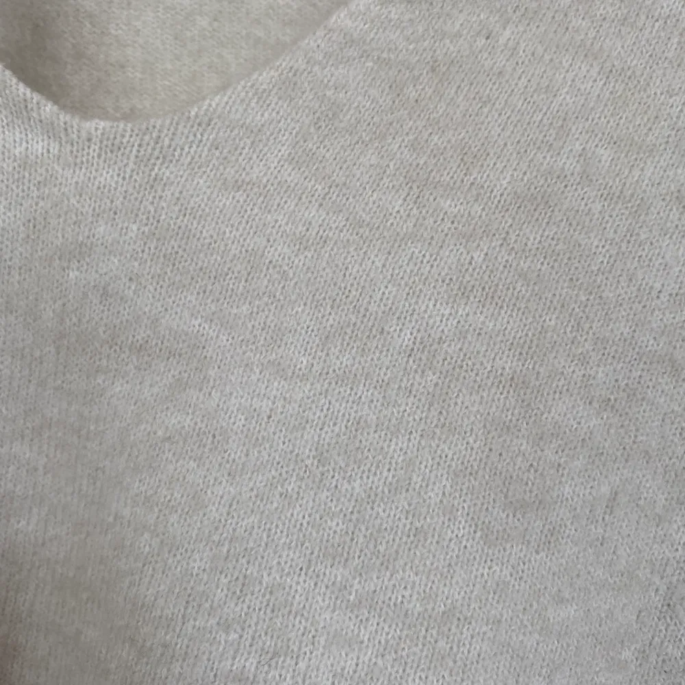 Säljer denna stickade tröja från H&M då den inte kommer till användning, har använt ca 3-4 gånger sammanlagt. Framkommer inte i de senare två bilderna att färgen mer överenskommer med färgen på den första bilden, den är alltså varmt beige.💗. Stickat.