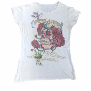 Retro Christian audigier t shirt - T-shirt från Christian audigier skaparen av bl.a Don ed hardy. Fint tryck med rhinestones 110kr +frakt 