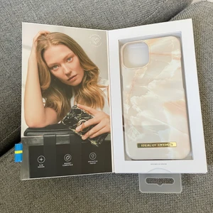Mobil skal IDEAL OF SWEDEN iPhone 13 - Jag har precis köpt denna och när jag kom hem så såg jag att jag hade tagit fel storlek då skalet är för en iPhone 13 och jag har en iPhone 12