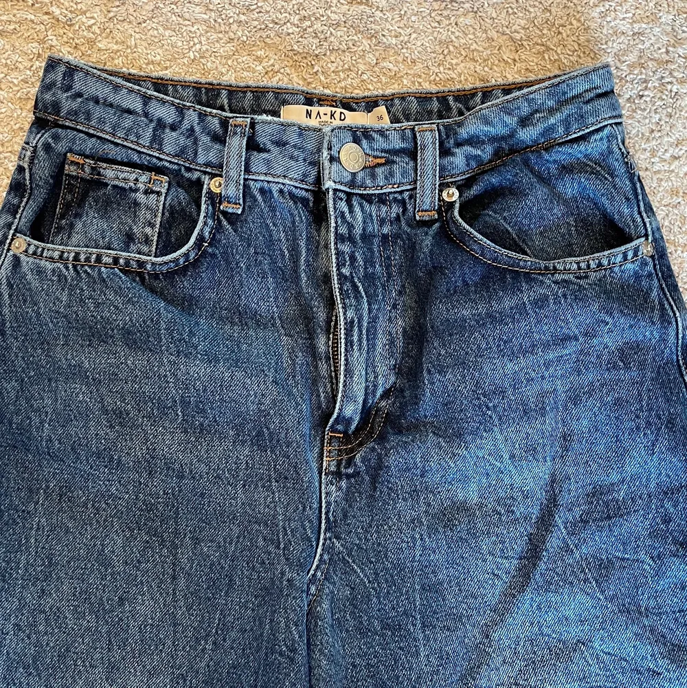 💕Säljer dessa jeans då jag inte använder den längre. Den är i storlek 36💕. Jeans & Byxor.