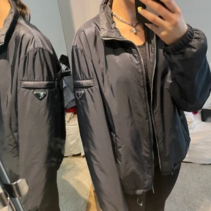Prada jacka - Säljer denna marin blå jacka från Prada. Storlek 48. Skulle säga att det är en L typ. Ficka på insidan, sidorna och vid väster arm. Jag är vanligtvis Small (36-38) nypris 14900. Inga defekter. Skriv vid frågor eller förhandling