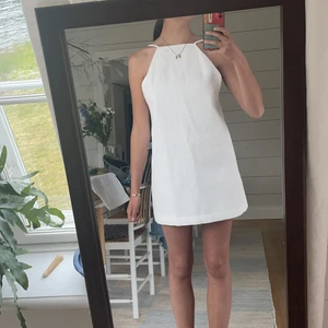 Student klänning  - Köpte denna inför studenten men använde den inte. Den är aldrig använd. Men om du letar studentklänning är denna ett tips! Köpt för 250kr men säljer för 200kr