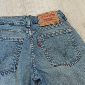 Lågmidjade  Levis jeans  - Galet snygga Levis jeans! Köpta scound hand så är vintage och modell som är svår att få tag på. Levis jeans 529. Storlek 25/32. Lågmidjade och utsvängda. (Första bilden lånad men är ett par Levis jeans i  samma modell bara annan färg)  De är försmå för mig så kan därav inte visa fler bilder på. 💙⚡️ Kolla gärna mina andra annonser! Samfraktar gärna! 
