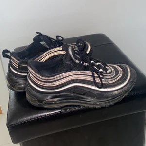 Nike Air Max 97 - Skicket är helt okej, det ända är att de hålen som sitter längst upp till skosnören är trasiga för båda skorna. 