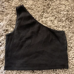 Linne - Ett svart linne från zalando. Den har ett band och är som en magtröja. Den är några deo fläckar men dem ser man inte i dagsljus.