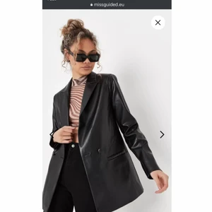 Svart PU kavaj - En svart PU blazer från missguided❤️‍🔥 Använd endast 1 gång och därmed i mycket bra skick. Säljer för 150kr. Köparen står för frakten🥰