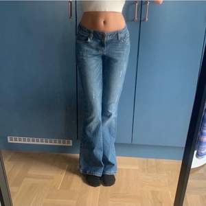 Supersnygga lågmidjade jeans storlek 25/32 frpn märket mosmosh❤️