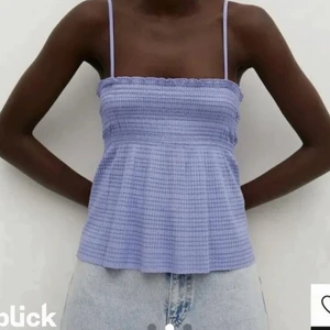 Mango topp - Skit snygg sommar topp!! Köpte förra sommaren har använt kanske 5 gånger men den är i väldigt bra skick!  Säljer för 150 💕💕