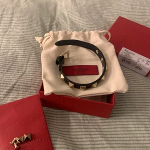 Valentino armband  - Så coolt svart valentino armband i nyskick❤️‍🔥 Nypris är 2215kr.