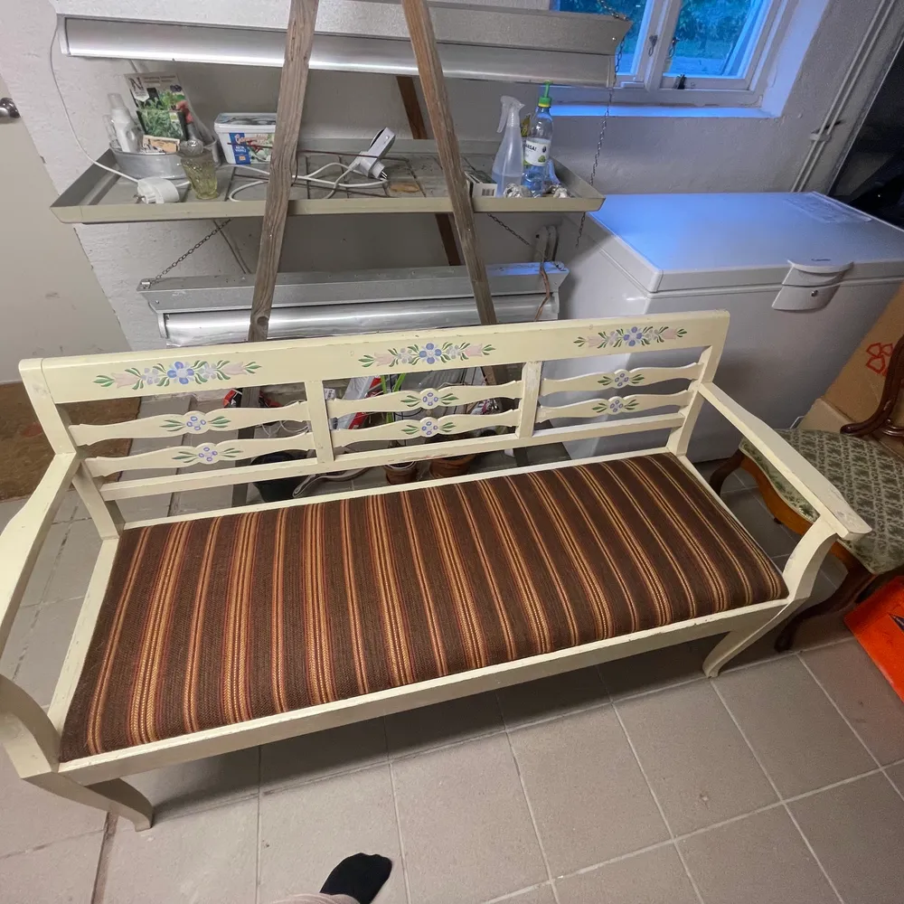 Jag säljer en soffa som stått i min hall men som inte kom till användning pga renovering! Fint skick, delen man sitter på går att ta av och klä om ifall man inte gillar tyget, om det är något man önskar! Mått: djup ca 52cm, bredd ca 150cm och längd(från botten till toppen) är ca 85cm! . Muu.
