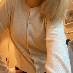 Kofta  - Helt oanvänd beige kofta från HM🫶🏼🫶🏼🫶🏼super fin att dra över sin klänning nu till sommaren!
