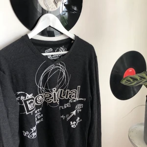 desigual  - en tröja från desigual som är oanvänd!  storlek: L men passar en L- XS beroende på hur man vill att den ska sitta. är själv en strl xs! tveka inte för fler frågor <3