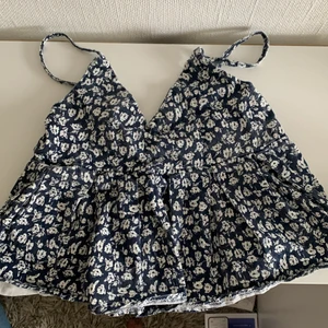 blommig topp - blommig topp i storlek Xs. 💘💘