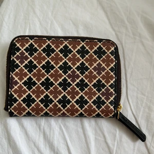 By Malene Birger plånbok  - Aldrig använd plånbok från By Malene Birger i ny skick 😍säljer pågrund av att den inte har kommit till användning då jag har andra plånböcker❤️Ny pris: ca 800kr. Mitt pris: 450kr ink frakt 📦