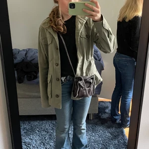 Grön vår jacka - Intressekoll på min fina vårjacka ifrån Kappahl💓 Köpt för en månad sedan och är endast använd fåtal gånger så den är i väldigt bra skick! Nypris 700!! Hör av er vid intresse🤩