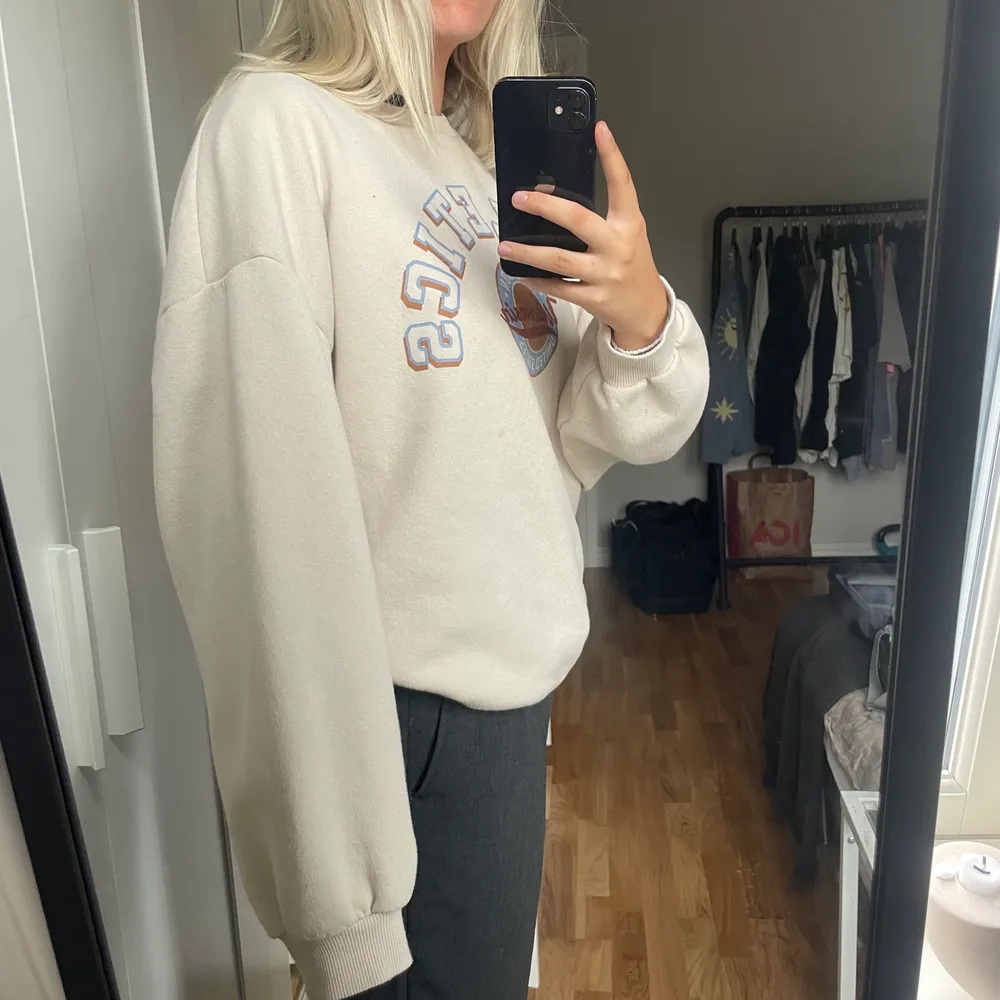 Beige sweatshirt från Gina Tricot! Den är i storlek XL men skulle mer säga att den är en oversized M. . Tröjor & Koftor.