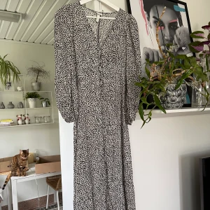 Klänning - Från H&M ej använd knappar hela vägen strl s 