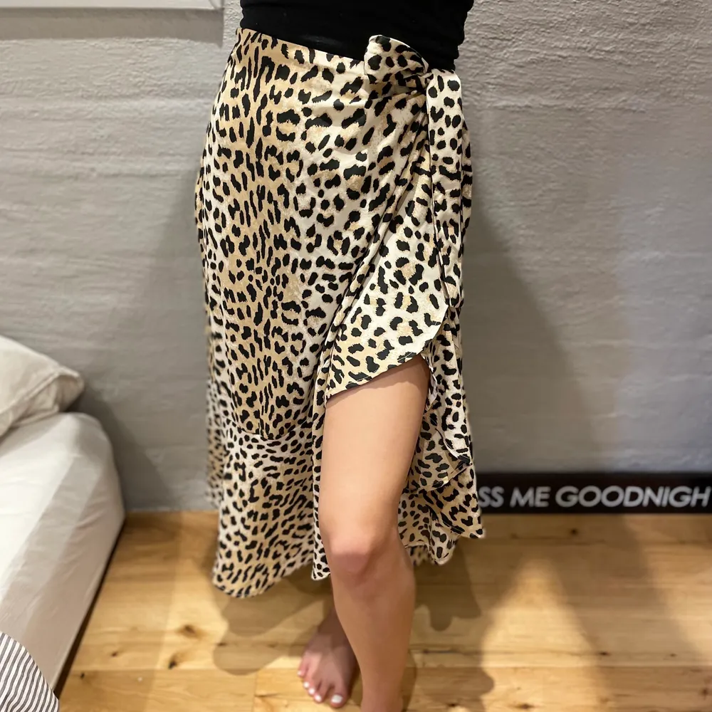 Super fin omlottkjol i leopard mönster från Ginatricot i storlek 34! Ändrat använd en gång💕. Kjolar.