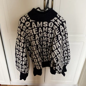 Dreams of-tröja - Tidlös cool tröja från H&M med ballongärmar. Varm & bekväm. XS men passar även S-M.