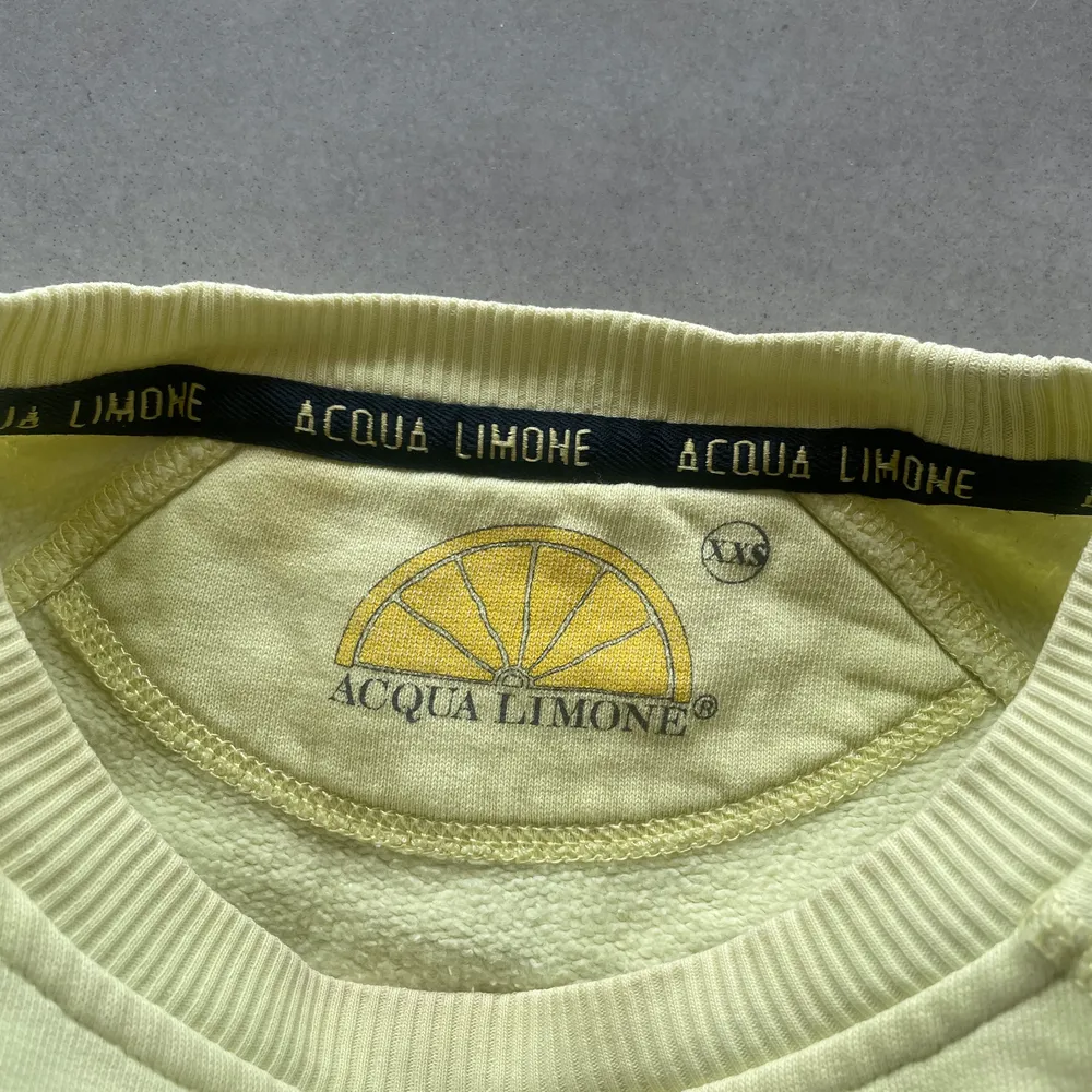 Jag säljer en gul (pastell gul) acqua limone tröj i storlek xxs men passar xs💖💖, köparen står för frakt . Tröjor & Koftor.