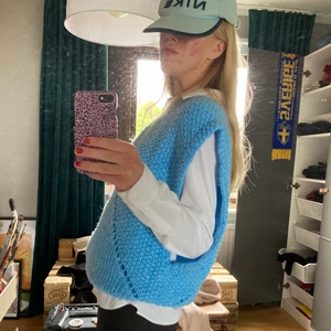 Ljusblå Stickad väst - Mormors egenvirkade väst. Unisex och onesize, jag är storlek S för referens, skriv för fler bilder❤️