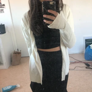 Fin vit kofta - Helt okej skick den är inte helt vi den är lite smutsig vit om ni fattar det står att det är M men skulle säga att det är en S