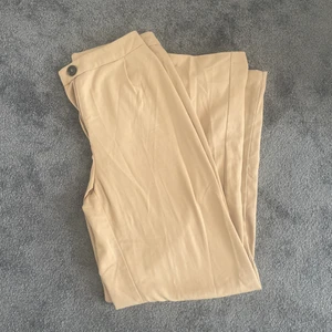 Finjeans  - Finjeans från Bershka storlek EUR38. Passar även de som har EUR 36, sitter mer löst i det fall. Använts ett par gånger. 