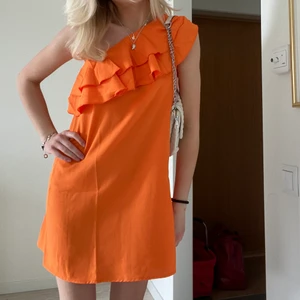 One shoulder klänning  - Klänning med volanger som aldrig är använd🥰