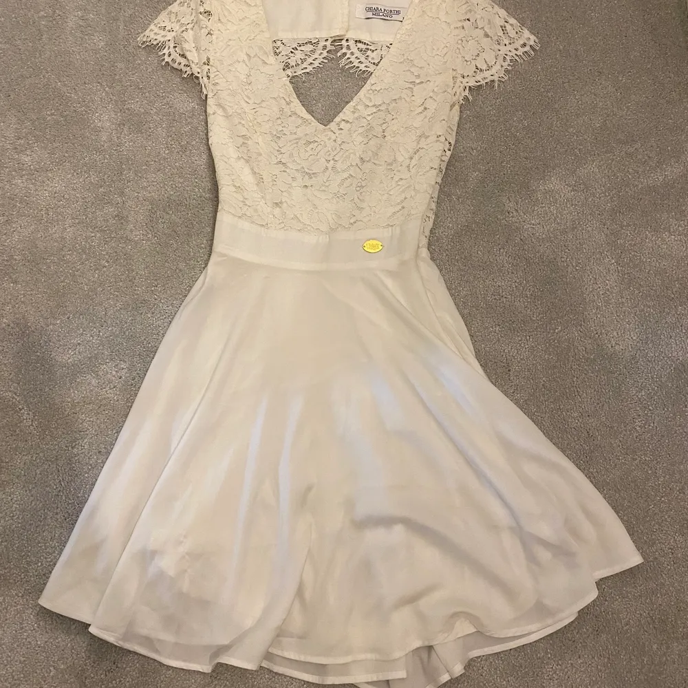 Säljer denna fina vita klänning från bubbleroom. Passar perfekt till studenten🌸. Klänningar.