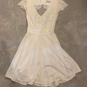 Säljer denna fina vita klänning från bubbleroom. Köparen står för frakt🌸