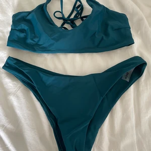Shein bikini - Superfin mörkgrön bikini från shein. Aldrig använd då den är för liten för mig, snyggt kors i ryggen. Båda delar i storlek L, skulle dock säga att toppen är mer än M, jag är 75E och toppen är för liten. 
