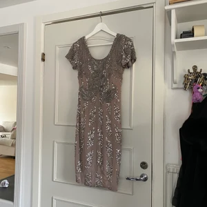 Klänning  - Jätte fin fest klänning, använd 2 gånger. Säljer för rensning i garderob. För mer info skriv privat!