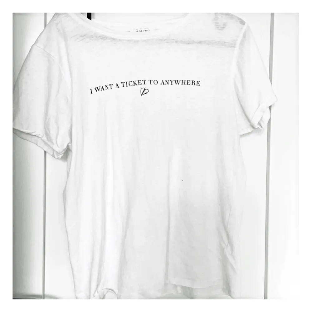 Texten ”I want a ticket to anywhere” står mitt på tröjan. Storlek L men känns som en S. Väldigt tunn och fin som passar till varma sommar dagar . T-shirts.