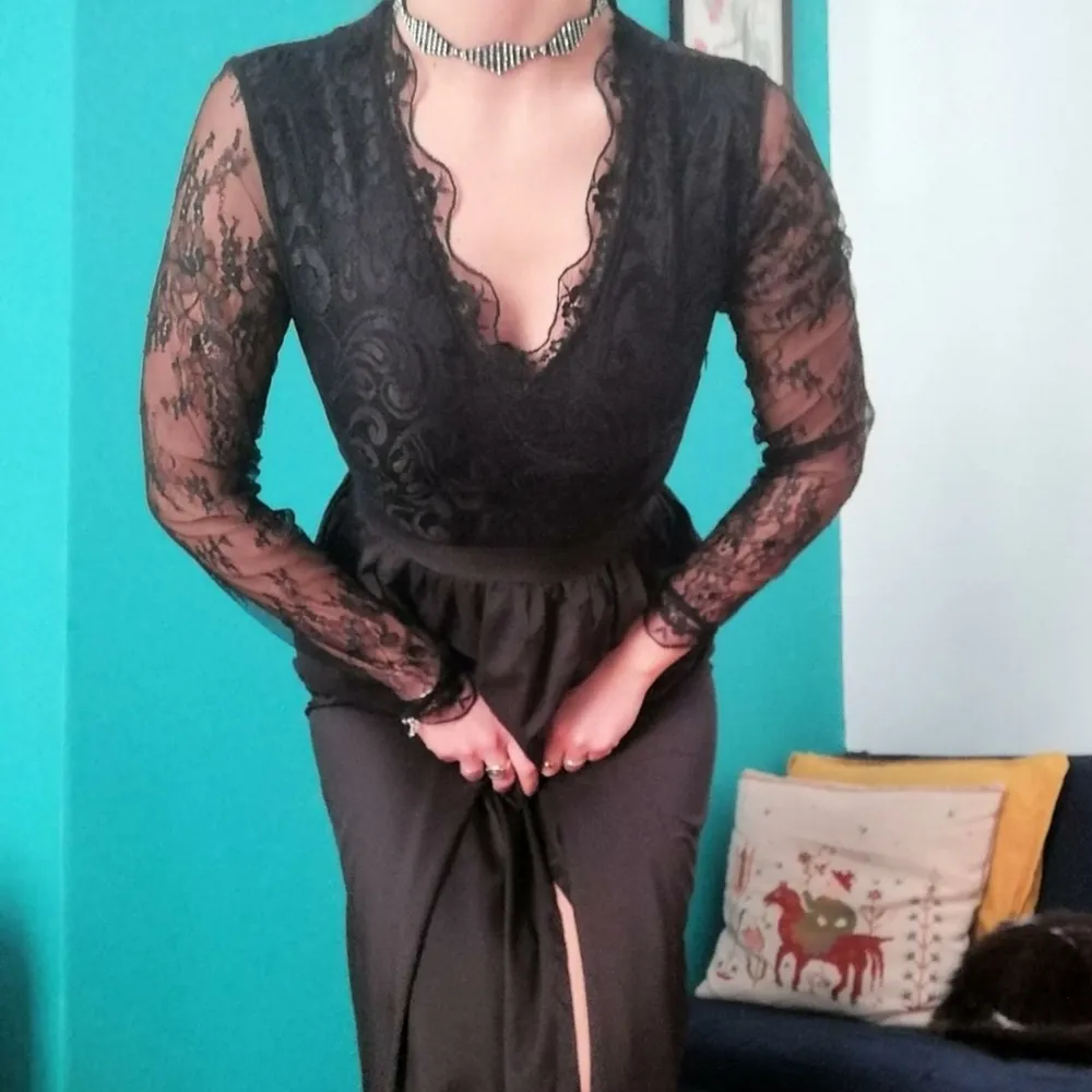 Stunning and feminine goth dress. Satin material and see through lace sleeves. Absolutely perfect for a dark night, so you can serve pure goth energy. Fits size 36-38. Klänningar.