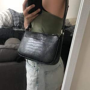 Hand Väska  - Säljer En ”handväska” pga får ingen användning av den. Använd fåtal gånger! Jättefint skick❤️