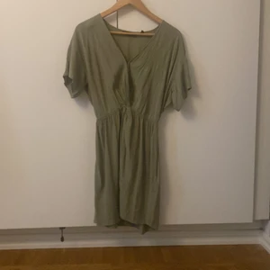 Kort ljusgrön klänning st. 36 Från &Other Stories - Använd fåtal gånger, kort passform (är 180 cm lång, lite kort för mig). Bra skick