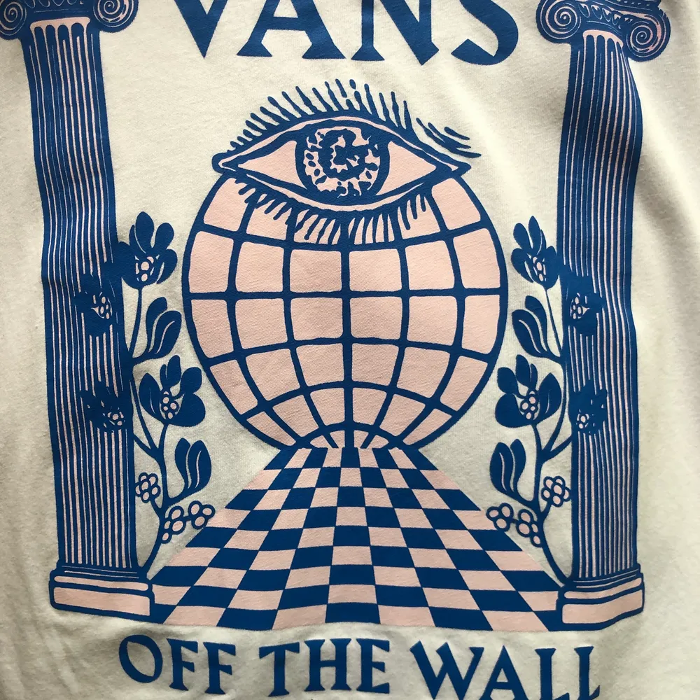 Vitt och blå vans longsleeve i storlek L. Köppt på carlings för 600kr tror jag. Tröjor & Koftor.