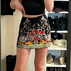 Zara kjol - Kjol från zara i storlek XS. Köpt för några år sen i Spanien. Behövde sy nedaför dragkedjan (se bild) men annars fint skick. Säljer då jag inte använder den längre. Skriv vid frågor eller mer bilder😊