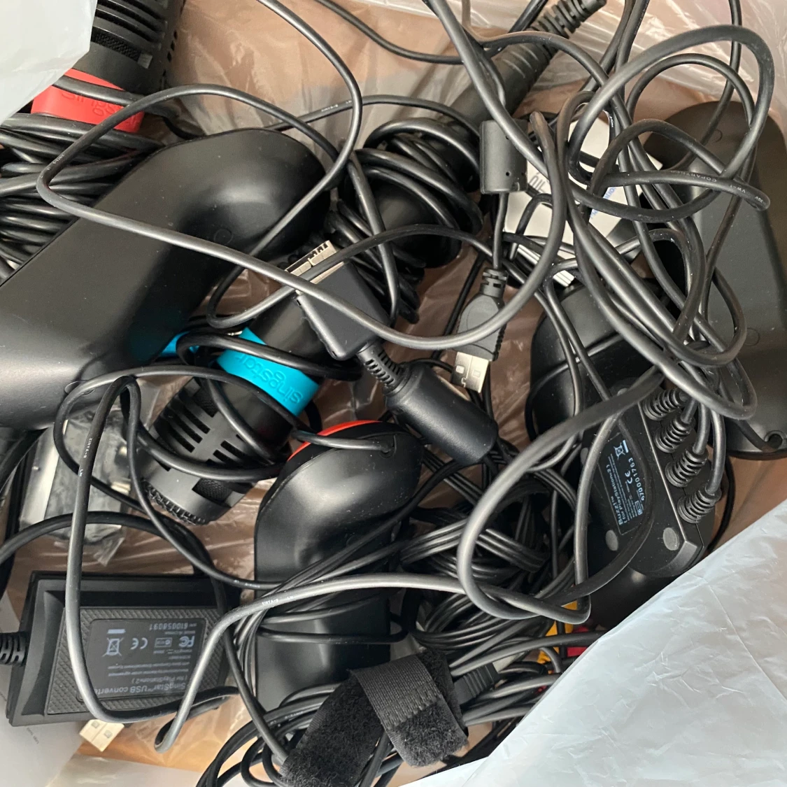 Buzz kontroller + Singstar mickar